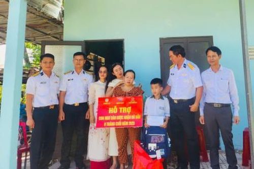 Lữ đoàn 172 nhận đỡ đầu 2 em học sinh