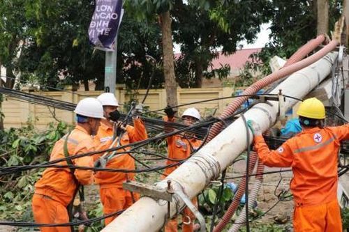 Ngành Điện nỗ lực ngày đêm để cấp lại điện cho người dân tâm bão số 5