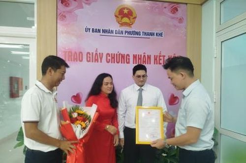 Trao Giấy chứng nhận kết hôn cho người nước ngoài nhân dịp kỷ niệm 80 năm Quốc khánh 2-9