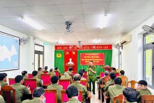 Gần 100 cán bộ cơ sở dự tập huấn nhận diện thủ đoạn lừa đảo trực tuyến