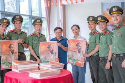 Báo Nhân Dân trao tặng 100.000 phụ san đặc biệt 2-9 cho người dân Đà Nẵng