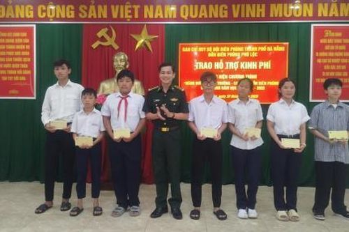 Trao kinh phí chương trình 'Nâng bước em tới trường- Con nuôi Đồn Biên phòng' trước thềm năm học mới