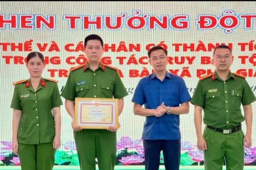 Xã Phú Giáo (TPHCM) khen thưởng tập thể, cá nhân có thành tích điều tra, truy bắt nhanh tội phạm