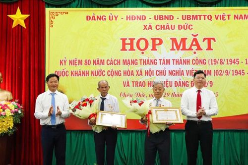 Xã Châu Đức (TPHCM) trao Huy hiệu Đảng đợt 2-9