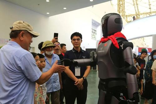 Người máy của Việt Nam gây 'sốt' tại Triển lãm 80 năm thành tựu đất nước
