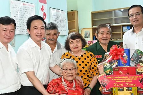 Lãnh đạo TPHCM thăm, tặng quà người có công tiêu biểu