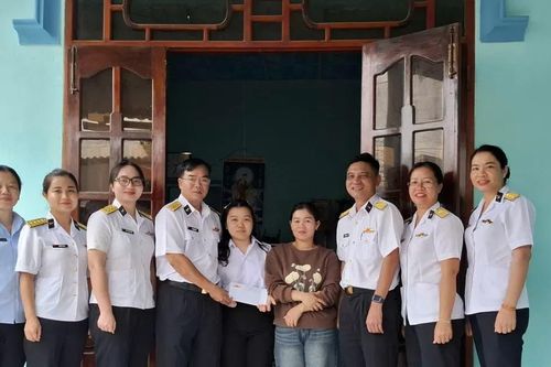 Hải đoàn 129 Hải quân thăm và tặng quà con ngư dân khó khăn
