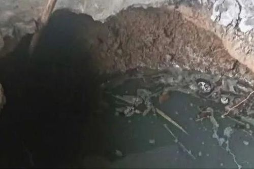 'Hố tử thần' sâu 7m bất ngờ xuất hiện ở nhà dân