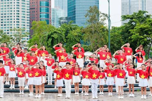 80 nghệ sĩ tự hào hòa giọng 'Kiếp sau vẫn là người Việt Nam'