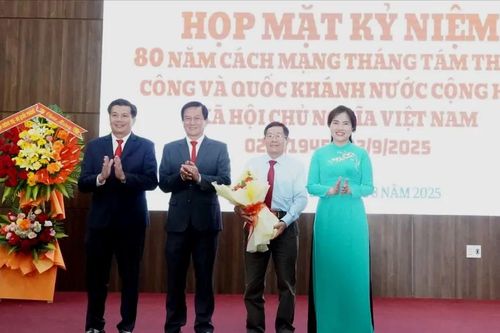 Phường Dĩ An (TPHCM) có 32 đảng viên nhận Huy hiệu Đảng dịp Quốc khánh 2-9