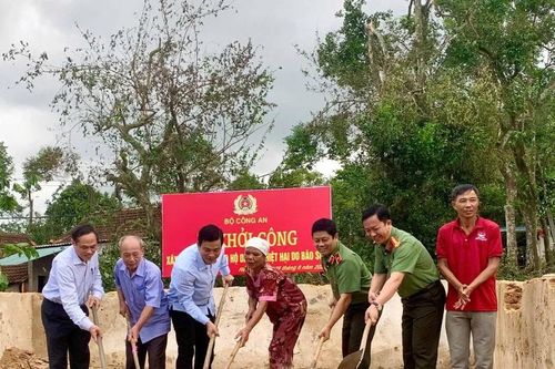 Bộ Công an hỗ trợ xây nhà cho người phụ nữ đơn thân bị ảnh hưởng bão số 5