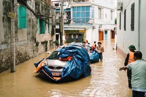 Cứu ôtô tiền tỷ khỏi cảnh ngập nước chỉ với 500.000 đồng
