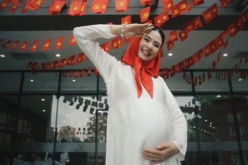 'Hoa hậu ngoan nhất Vbiz' Ngọc Hân diện áo dài chào mừng Quốc khánh