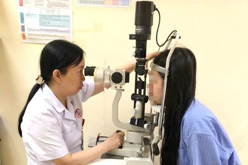 4 năm đeo kính áp tròng, người phụ nữ loét giác mạc phải nhập viện