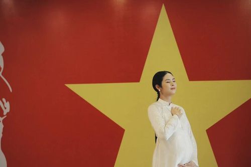 Bà bầu Ngọc Hân mặc áo dài tuyệt đẹp mừng đại lễ