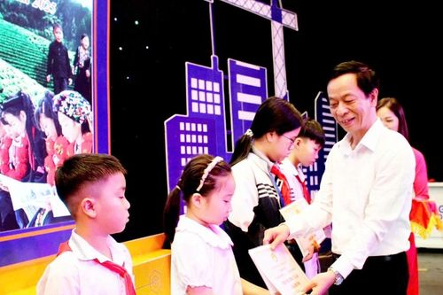 Giúp học trò hoàn cảnh khó khăn vững tâm đến trường