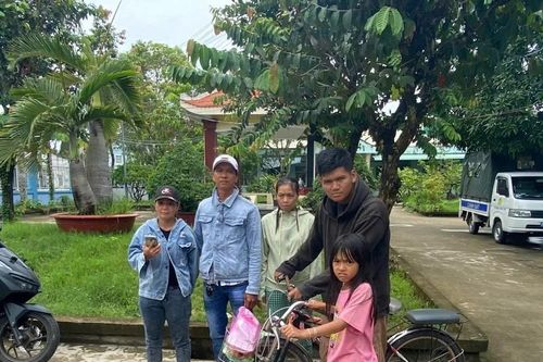 Công an Đồng Tháp hỗ trợ 2 anh em đoàn tụ gia đình sau 4 ngày đi lạc