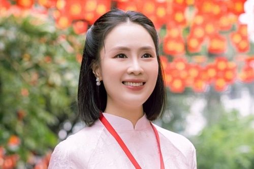 Hồng Diễm thướt tha áo dài hồng xuống phố