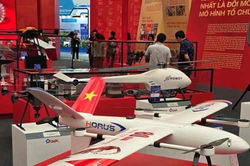 Loạt UAV, súng tiểu liên hiện đại của Bộ Công an thu hút người xem tại Triển lãm thành tựu đất nước