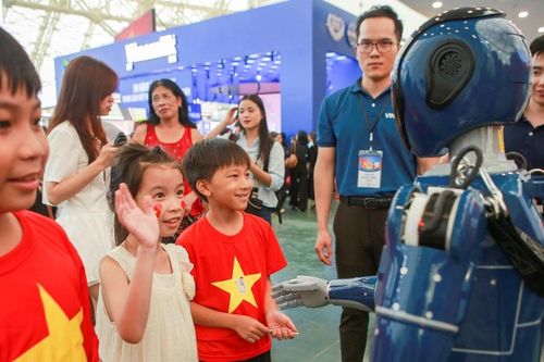 Robot 'Made in Vietnam' gây sốt tại Triển lãm thành tựu đất nước