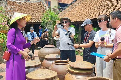 Đoàn phóng viên quốc tế khám phá di sản Hà Nội