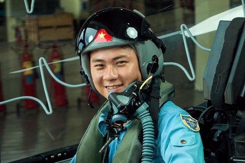 Chàng phi công không cấp trong đội hình bay chào mừng A80