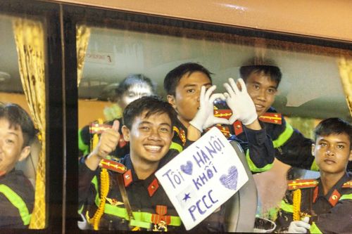 Những khoảng khắc đáng yêu của các chiến sĩ A80 khiến tim người dân 'tan chảy'