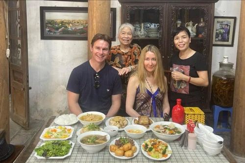Đến Bát Tràng ăn 'cỗ quốc gia'