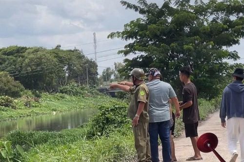 Phát hiện thi thể nam giới chỉ nhô ra đôi chân trên rạch ở TPHCM