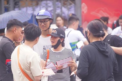 Nhận vé miễn phí tại Nhà hát Lớn xong bán với giá 1-2 triệu đồng