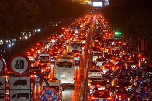 Kẹt xe kinh hoàng ở TPHCM sau mưa lớn