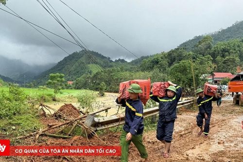 Thông tuyến lên vùng biên, đưa nhu yếu phẩm vào hỗ trợ người dân
