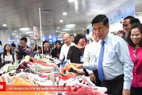 Người dân TP.HCM hào hứng mua sắm dưới lòng đất