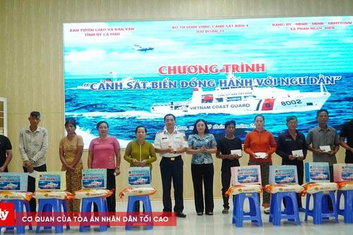 Hải đoàn 42 đồng hành cùng ngư dân, chung tay gỡ 'thẻ vàng'