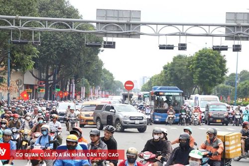 Người dân rời TP.HCM về quê, xe nối đuôi 'rồng rắn' trên đường
