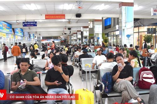 Sân bay, bến xe TP.HCM tấp nập trước kỳ nghỉ lễ