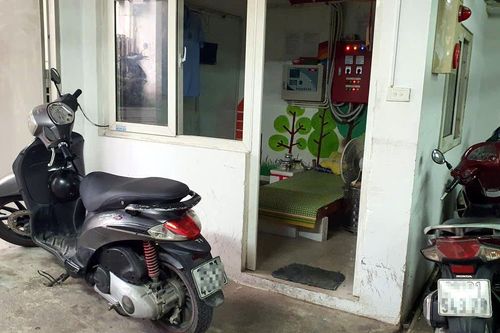 Bảo vệ kể lý do cô gái Hà Nội phản đòn, khống chế nam thanh niên xăm trổ
