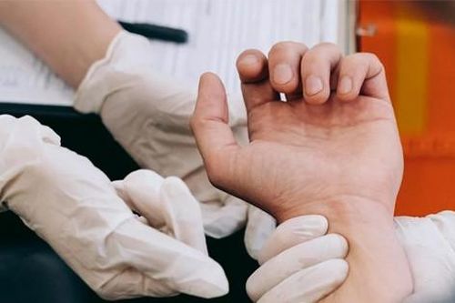 5 dấu hiệu trên tay báo hiệu thận suy, ăn '3 đen' giúp phục hồi