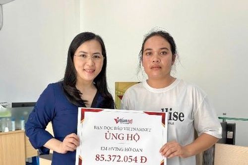 Báo VietNamNet trao hơn 85 triệu đồng đến em Hving Hờ Oan bị bệnh viêm tủy sống