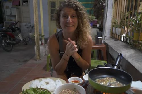 Khách Tây khen chả rươi ở Hà Nội 'siêu ngon', vừa rán vừa ăn