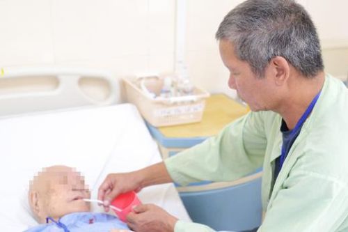 Cụ bà 96 tuổi mổ ung thư, gần như không mất máu
