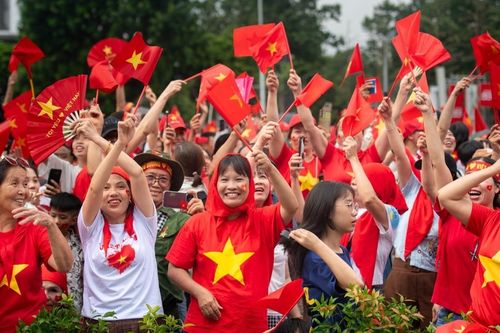 Tặng 100.000 đồng cho toàn dân ăn Tết Độc lập và bài kiểm tra về quản trị công