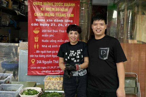 Gia đình Hà Nội nấu 200 bát bún hải sản dành tặng bà con xem duyệt diễu binh