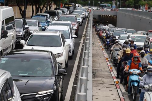 Về quê nghỉ lễ 2/9, ngàn người 'chôn chân' ở cửa ngõ TPHCM