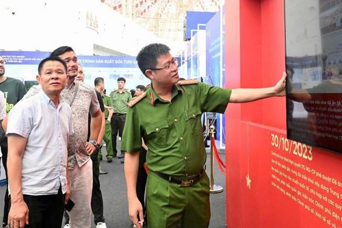 Bộ Công an hướng dẫn người dân trải nghiệm trái tim số của Trung tâm Dữ liệu quốc gia