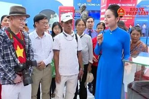 Hàng nghìn lượt khách thăm quan không gian trưng bày Ngành Kiểm sát nhân dân
