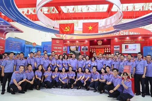 Sáng 29/8: Hàng trăm đoàn cán bộ Kiểm sát và người dân tham quan gian trưng bày của VKSND