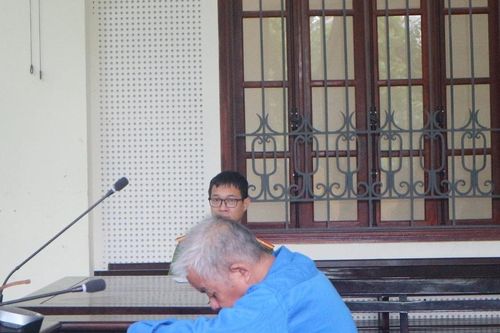 Xô xát sau nghi ngờ 'tháo bờ làm cá chết', hàng xóm lĩnh đòn bằng cuốc