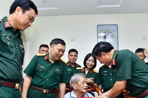 Quân khu 4 tri ân gia đình chính sách, người có công tại Nghệ An
