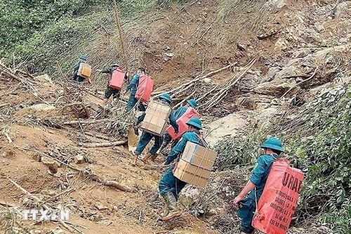 Mở đường rừng tiếp tế cho 800 hộ xã biên giới Thanh Hóa bị sạt lở cô lập